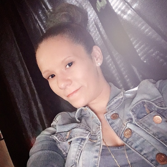 Meet your Posher, Alyssa - Picture 1 of 1